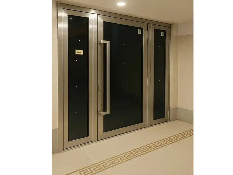 درب سه لنگه یکی ثابت وسط شیشه
